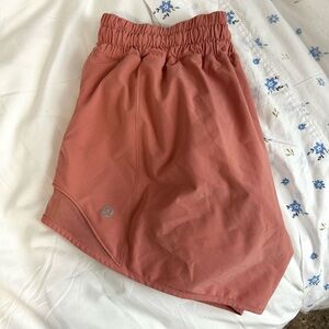 lulu 4’ hotty hot shorts size 6